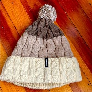 Women’s neutral beanie with Pom-Pom